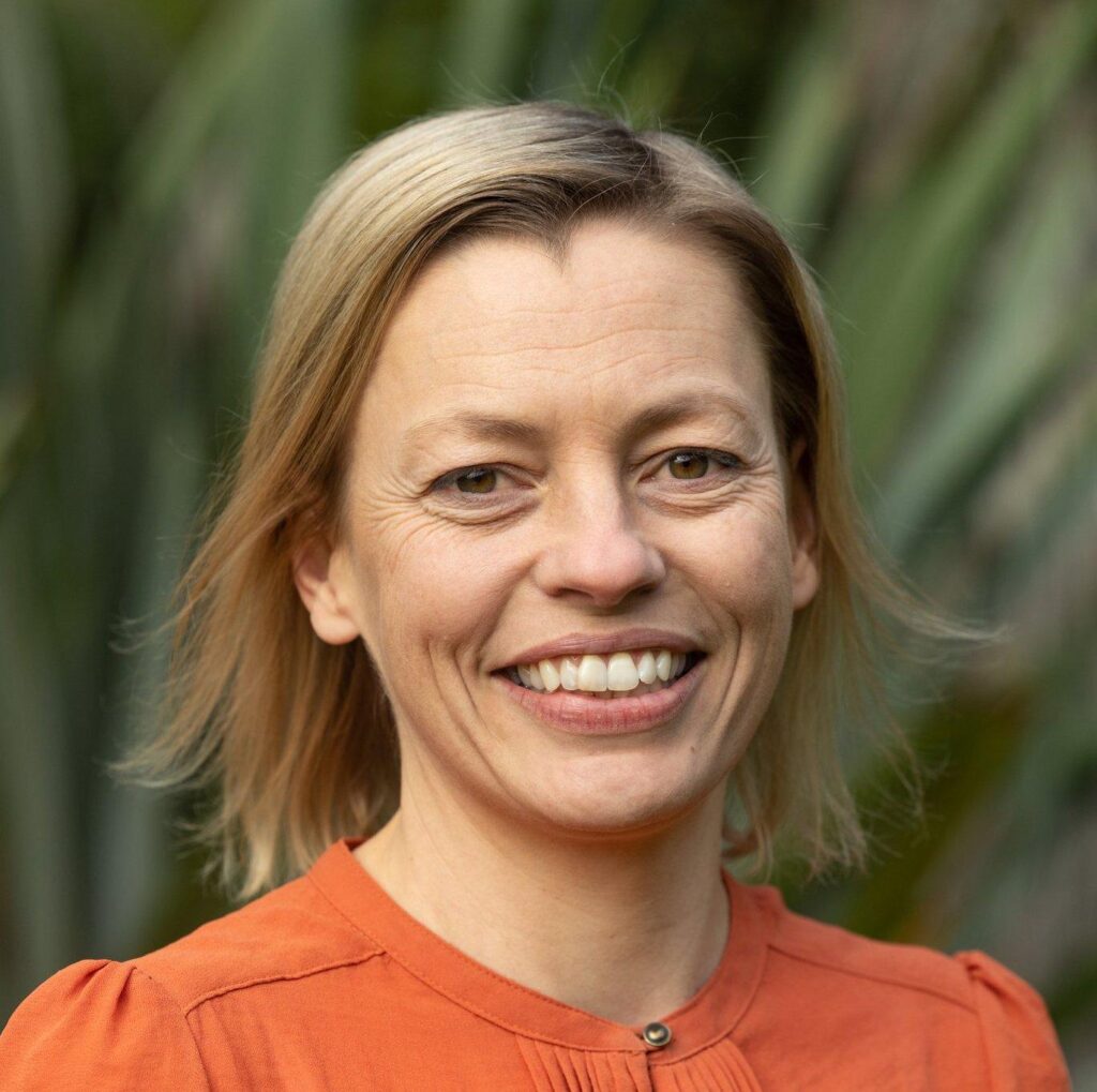 Dr Lizzie Loudon